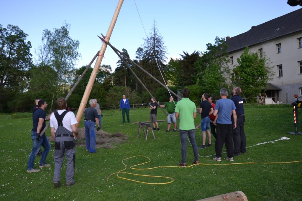Maibaumaufstellen
